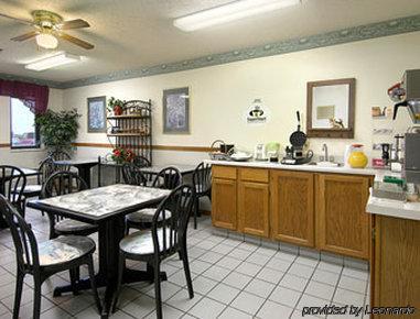 Super 8 By Wyndham Smithville Lake Restoran gambar